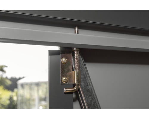 Detailansicht eines Bolzens mit Feder an einem Metallrahmen