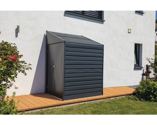 Gartenschrank aus Metall mit schrägem Dach neben Hauswand