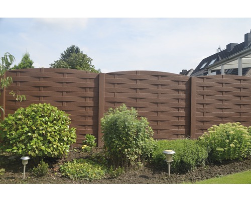 Clôture en plastique marron dans le jardin