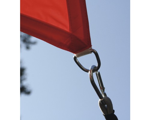 Detailansicht eines Sonnensegels mit Befestigungsmaterial