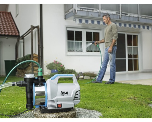 Pompe de jardin For.q en utilisation pour l''arrosage du jardin