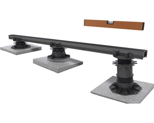 Terrassenunterkonstruktion mit Nivellierfüßen und Wasserwaage