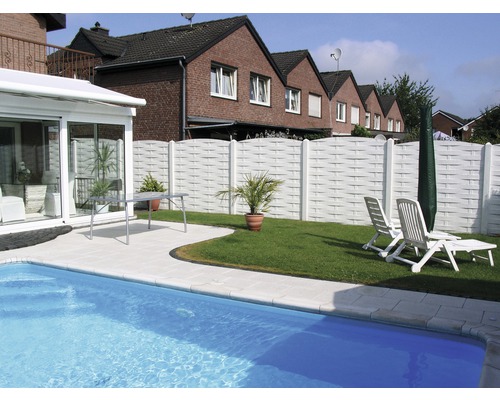 Jardin avec piscine, terrasse, chaises blanches, table et clôture