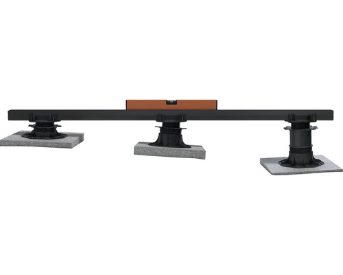 Terrassenunterkonstruktion mit Nivellierfüßen und Wasserwaage