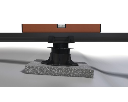 Aufnahme eines Nivelliersystems für Terrassendielen mit Wasserwaage zur korrekten Ausrichtung