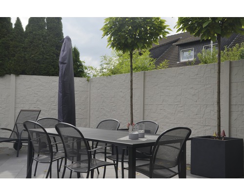 Scène de jardin avec table à manger, chaises, housse de parasol, bac à plantes et paravent