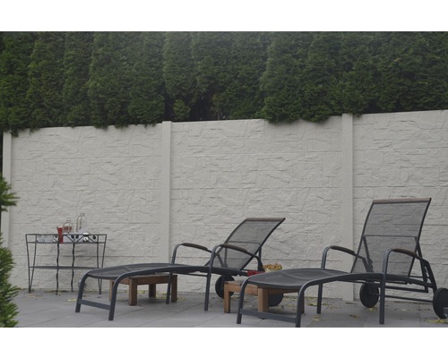 Scène de jardin avec mur en pierre, chaises longues et table d''appoint