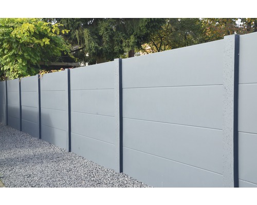 Clôture en béton avec panneaux horizontaux et poteaux