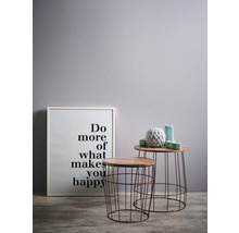 Scène décorative avec deux tables d''appoint, un poster de motivation encadré et des vases décoratives.