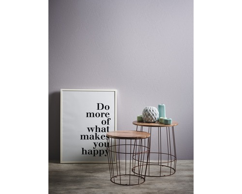 Scène décorative avec deux tables d'appoint, un poster de motivation encadré et des vases décoratives.
