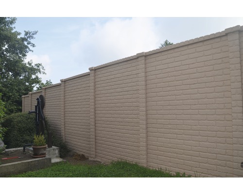 Long mur de jardin avec motif de briques