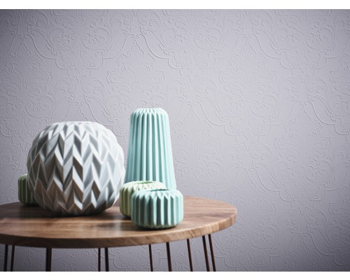 Papier peint à motifs avec des vases décoratifs sur une table