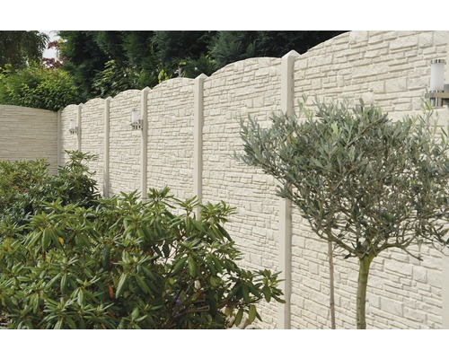 Scène de jardin avec un long mur de pierre droit.