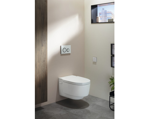 Wandhängendes Dusch-WC in einem Badezimmer