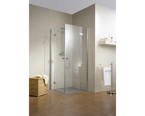 Accès d'angle avec porte pivotante SCHULTE MasterClass ExpressPlus 100 x 100 cm couleur du profilé chrome décor de vitre verre transparent avec verre antitache butée de porte à gauche butée de porte à droite Douche d''angle à l''italienne avec portes en verre transparent, robinet de douche et pommeau de douche dans la salle de bains.