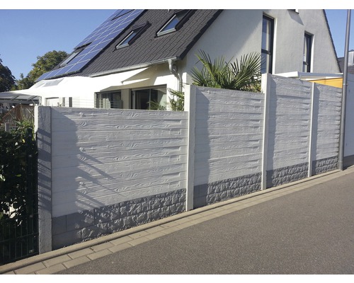 Clôture en béton avec structure en bois et éléments décoratifs
