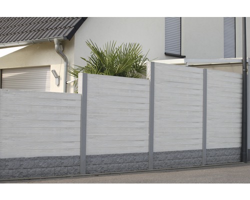 Clôture en béton avec structure en bois et base grise en extérieur.