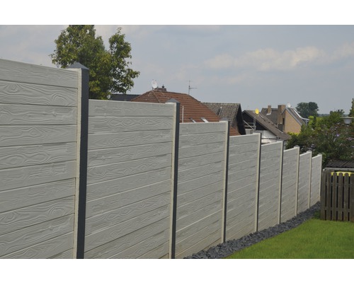 Clôture de jardin en béton avec structure en bois