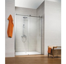 Begehbare Dusche mit Glasschiebetür, Duschkopf und Handtuch