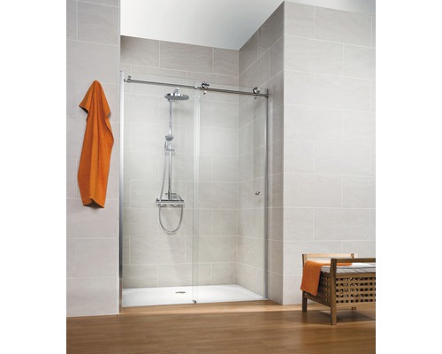 Porte de douche dans une niche avec porte glissante/porte coulissante SCHULTE MasterClass ExpressPlus 140 cm profilé chrome verre transparent revêtement de verre résistant à la saleté tirant gauche Douche à l''italienne avec porte coulissante en verre, pomme de douche et serviette