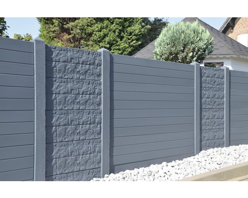 Clôture d''intimité grise avec poteaux en béton et panneaux horizontaux