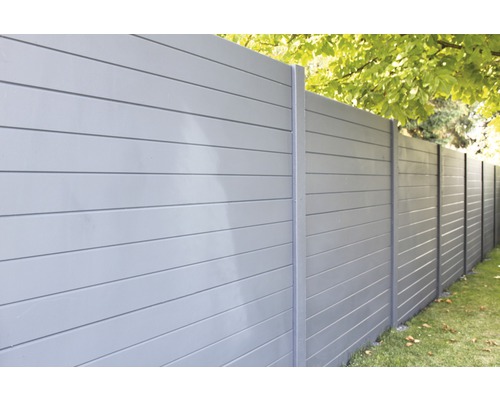 Clôture d''intimité grise en bois à alignement horizontal