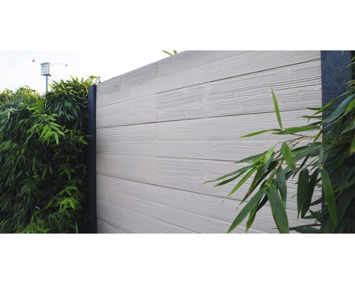 Clôture de jardin avec structure en bois et végétation