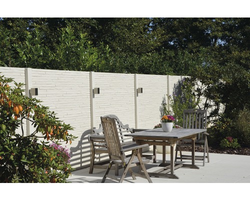 Gartenszene mit Gartenzaun, Gartenmöbeln und Aussenleuchten