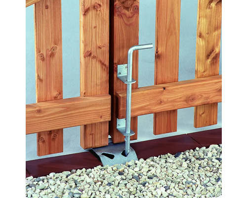 Detailansicht eines Gartentors mit einem silberfarbenen Torriegel zur Sicherung