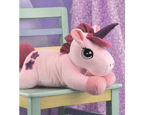 Rosa Einhorn Plüschtier auf einem Stuhl