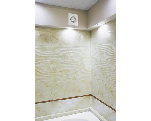 Salle de bain avec carreaux muraux, baignoire et ventilateur