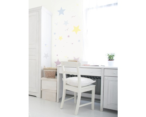 Chambre d''enfant lumineuse avec bureau, chaise et stickers muraux étoiles
