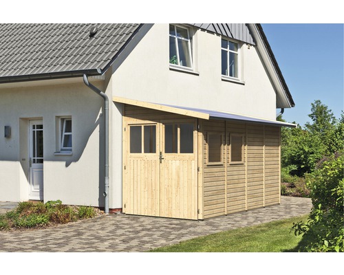 Holzgarage mit Doppeltür und Fenstern an einem Wohnhaus