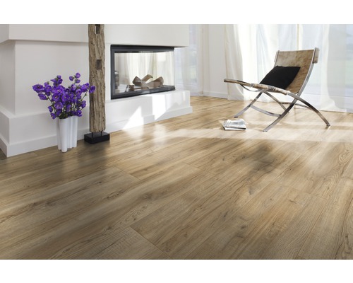 Heller Wohnraum mit Laminatboden, Kamin, Stuhl und Dekoration