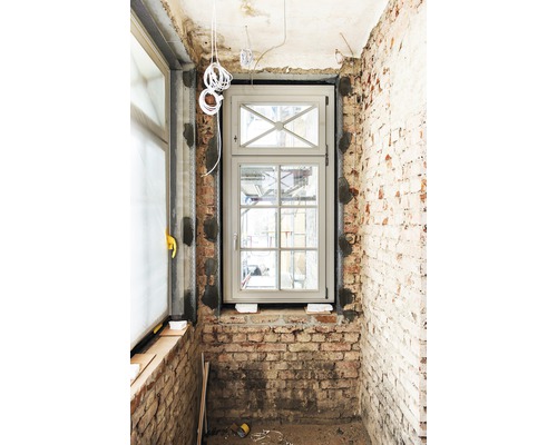 Fenstereinbau in einem Raum mit freiliegendem Mauerwerk