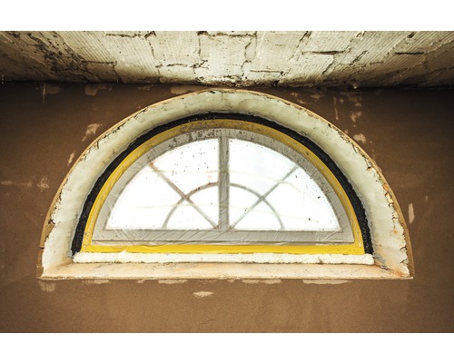 Halbrundes Fenster mit Dichtband eingebaut in einer Wand