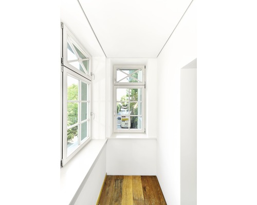 Heller Raum mit Holzboden und Fenstern