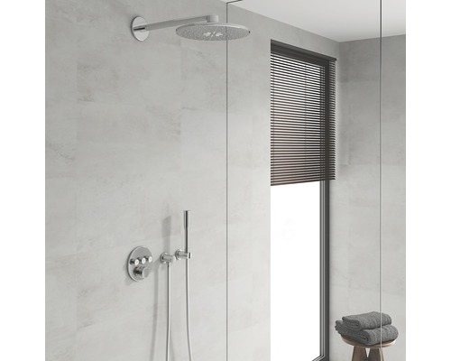 Badezimmer mit Kopfbrause, Handbrause und Fenster