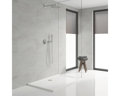 Modernes Badezimmer mit Dusche, Duschwanne, Armatur und Handtüchern auf einem Hocker