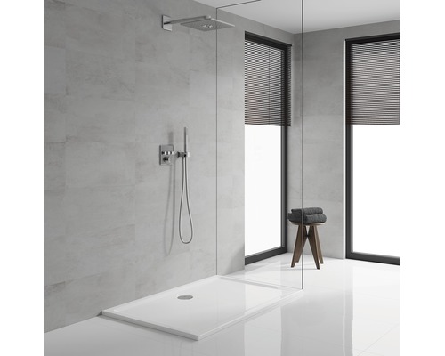 Badezimmer mit Dusche, Duschwanne, Kopfbrause und Handbrause