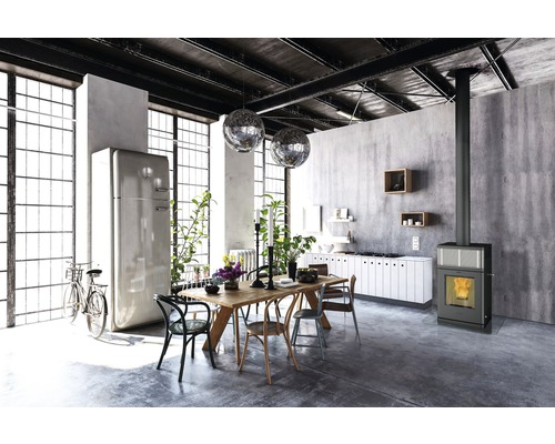 Wohnraum mit Esstisch, Stühlen, Kühlschrank, Pelletofen und Dekoration