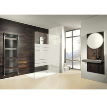 Badezimmer mit Dusche, Handtuchwärmer und Waschbecken