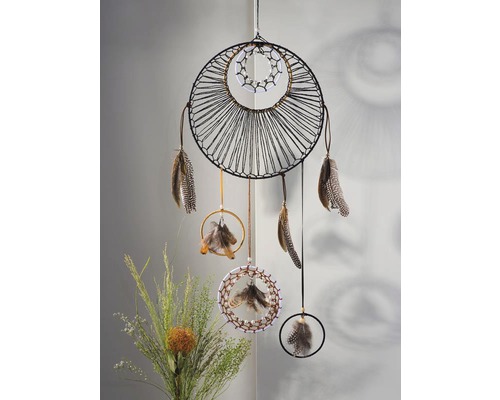 Capteur de rêves décoratif avec plumes et différents cercles comme décoration murale