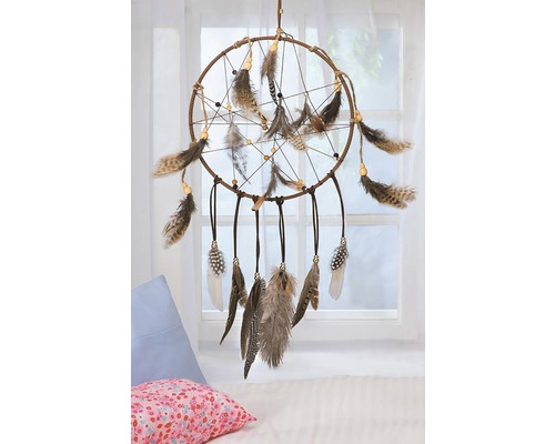 Attrape-rêves décoratif avec plumes comme décoration murale