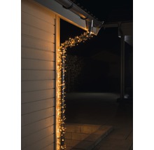 Gouttière éclairée avec guirlande lumineuse sur la maison