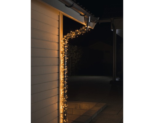 Gouttière éclairée avec guirlande lumineuse sur la maison