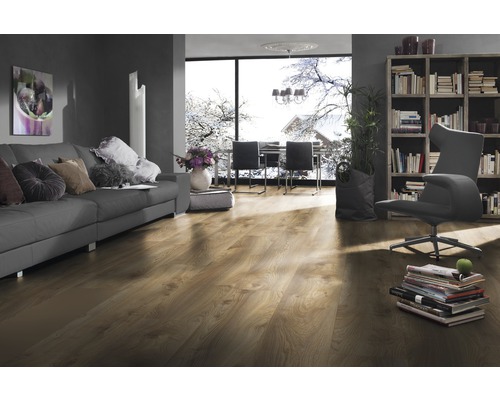 Wohnzimmer mit Laminatboden, Sofa, Bücherregal und Fenster mit Winterlandschaft