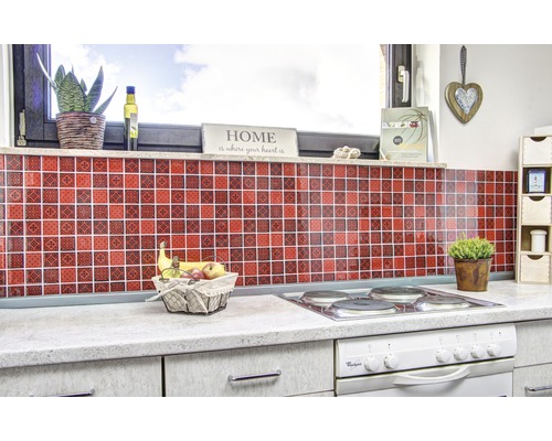 Küchenszene mit Fliesen, Herd und Dekorationen.