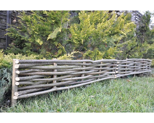 Dekorative Gartenzaun aus geflochtenen Ästen im Garten