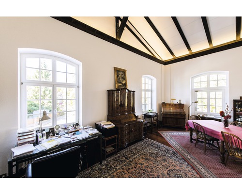 Büro mit Schreibtisch, Schrank, Esstisch und grossem Teppich